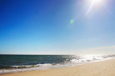 Deniz üzerinde güneş ışığı