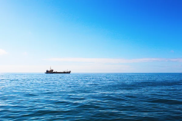 Nákladní loď v oceánu — Stock fotografie