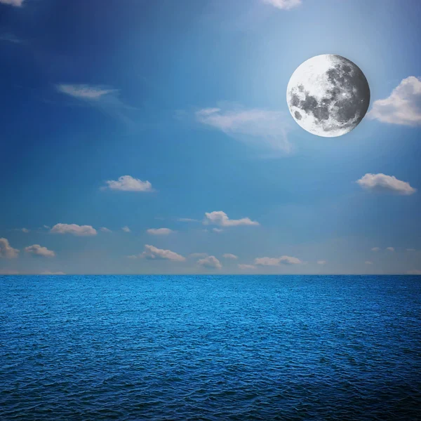 Månen i natt havet — Stockfoto