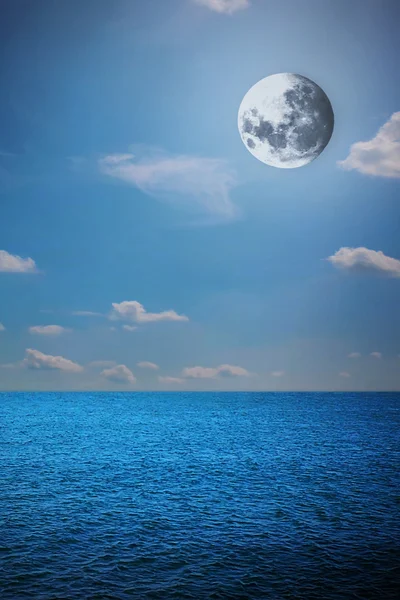 Mond im nächtlichen Meer — Stockfoto