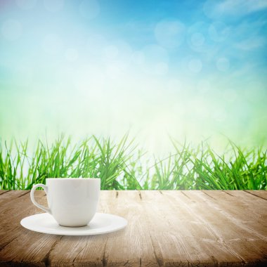 Piknik üzerinde kahve fincanı