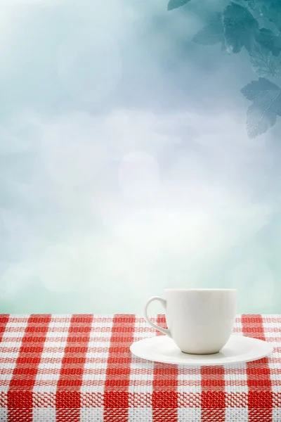 Stół piknikowy we mgle — Zdjęcie stockowe