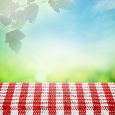 Bahar gökyüzü piknik için tablo ile