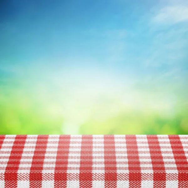 Cielo de primavera con mesa para picnic — Foto de Stock