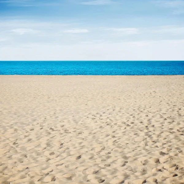 Praia no dia ensolarado — Fotografia de Stock