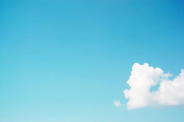 Nuvem no céu em branco — Fotografia de Stock