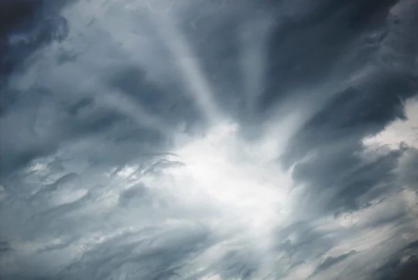 Dramatisk himmel med solsken — Stockfoto