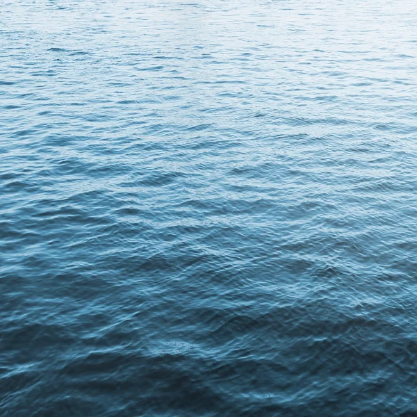 Wateroppervlak met golven — Stockfoto