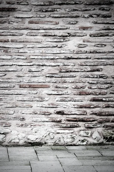 Кирпичный угол стены — стоковое фото