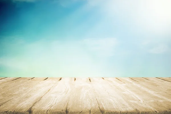 Mesa de madera con hermoso cielo nublado — Foto de Stock