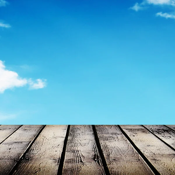 Mesa de madera con hermoso cielo nublado — Foto de Stock