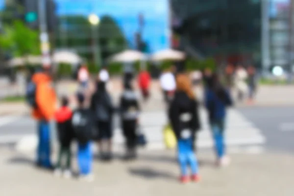 Mensen in stad in de buurt van voetgangers — Stockfoto