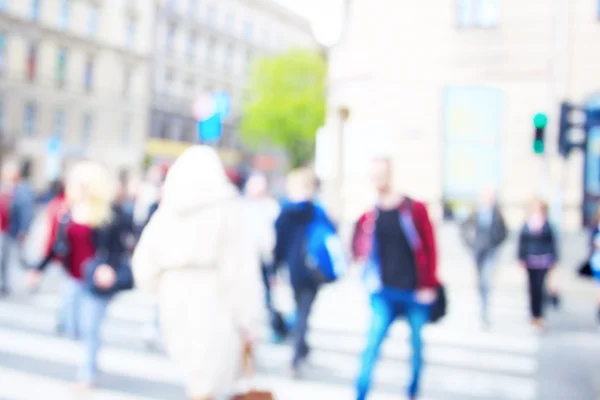 Personas en la ciudad cerca de peatones — Foto de Stock