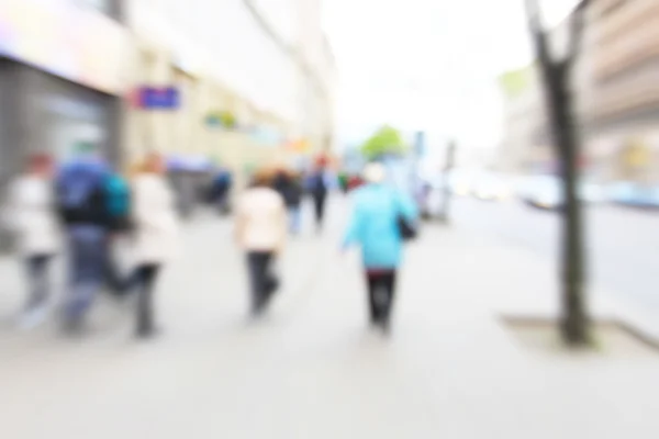 Ludzie spacerujący w mieście — Zdjęcie stockowe