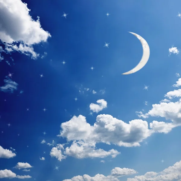 Вечернее небо с луной — стоковое фото