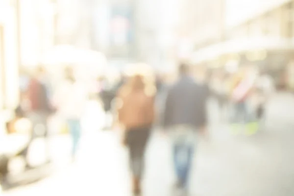 Marcher couple flou dans la ville — Photo