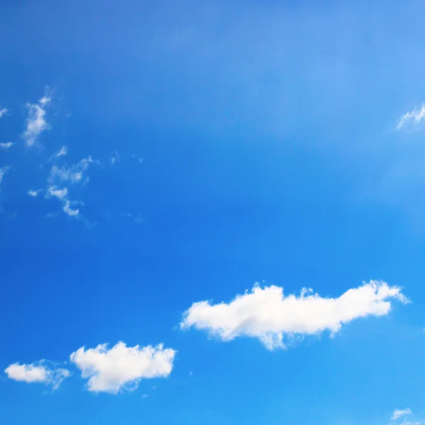 Céu azul com nuvens claras — Fotografia de Stock