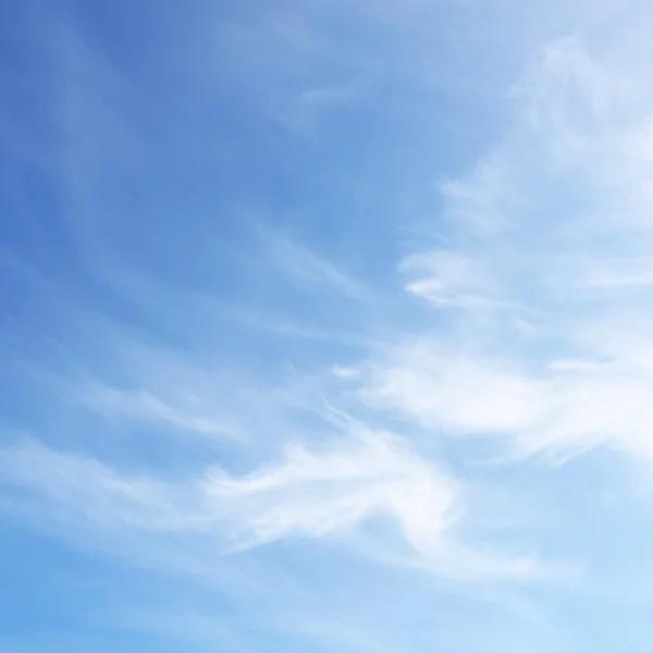 Modrá obloha s krásnými mraky — Stock fotografie