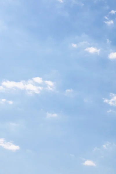 Blauer Himmel mit Wolken als Hintergrund — Stockfoto