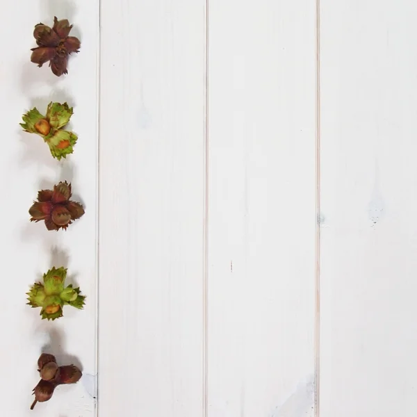 Surowy orzech laskowy na deski — Zdjęcie stockowe