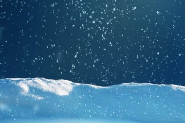 Kış sahne ve uçan kar