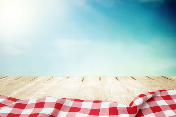 Picknick in der Natur mit Sonnenlicht lizenzfreie Stockbilder