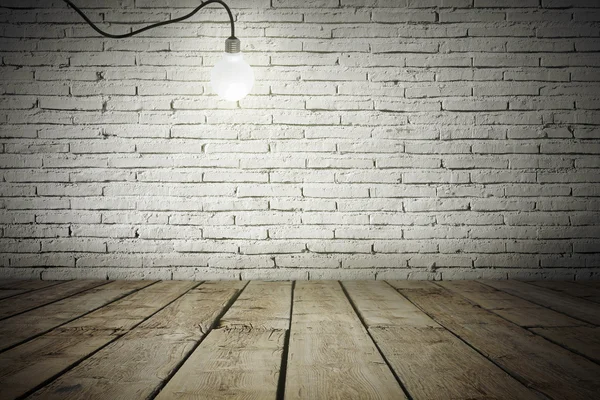 Průmyslový interiér s dřevěnou podlahou a cihly bílé zdi a žárovka světla na střeše — Stock fotografie