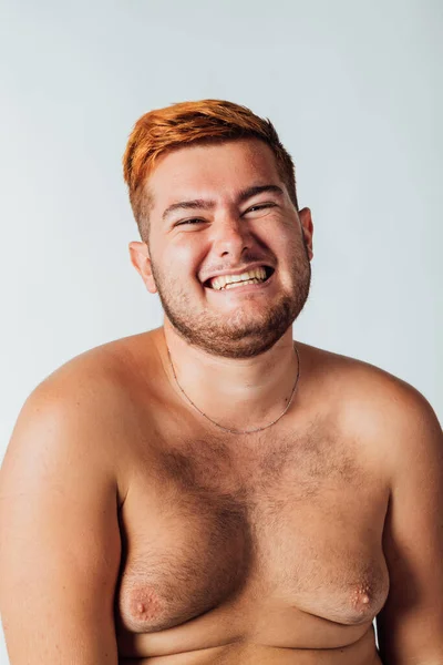 Portret Van Een Jonge Man Met Blote Borst Glimlachend — Stockfoto