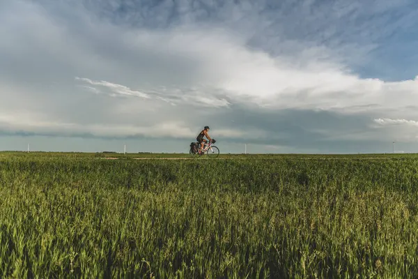 Man Fietsen Door Het Veld Ontario Canada — Stockfoto