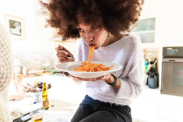 Mujer Joven Comiendo Espaguetis — Foto de Stock