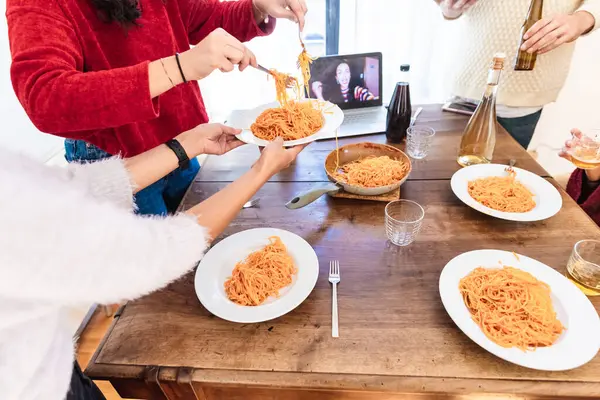 Vrienden Die Spaghetti Eten Een Videogesprek Hebben — Stockfoto