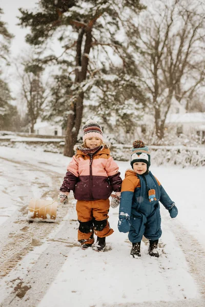 Bruder Monate Und Schwester Auf Verschneiter Straße — Stockfoto