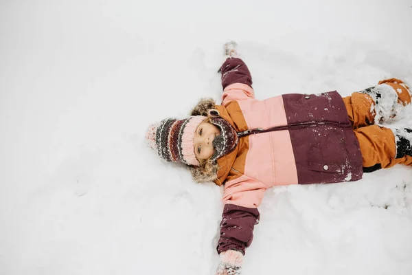 Kanada Ontario Flicka Gör Snö Änglar — Stockfoto