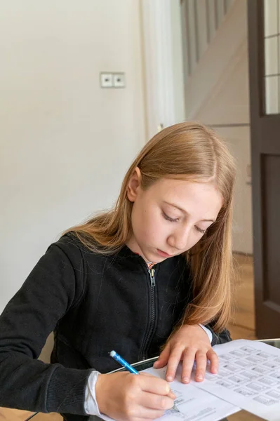 Reino Unido Surrey Menina Fazendo Lição Casa Casa — Fotografia de Stock