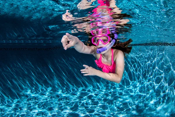 Kleines Mädchen Beim Tauchen Und Schwimmbad Nahsicht — Stockfoto