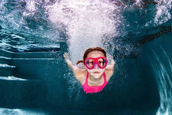 Kleines Mädchen Beim Tauchen Und Schwimmbad Nahsicht — Stockfoto