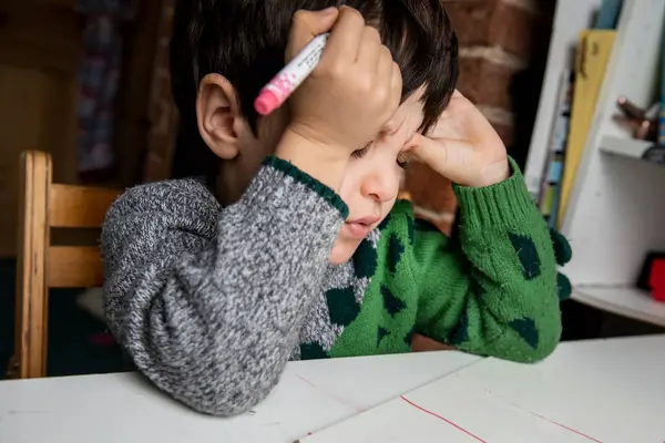 Frustrierter Junge Macht Hausaufgaben — Stockfoto