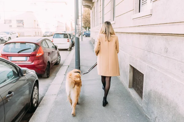 Италия Молодая Женщина Собакой Гуляющая Улице — стоковое фото