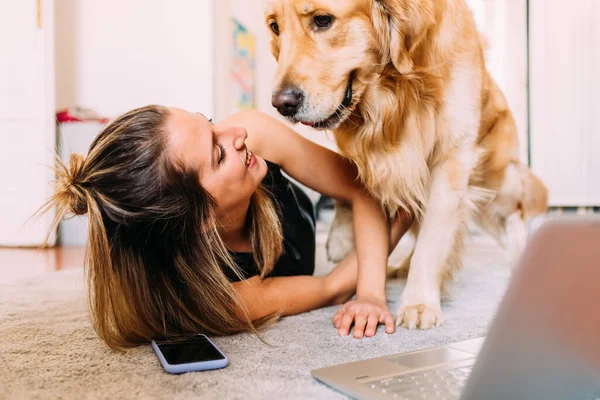 Italien Ung Kvinna Med Hund Hemma — Stockfoto