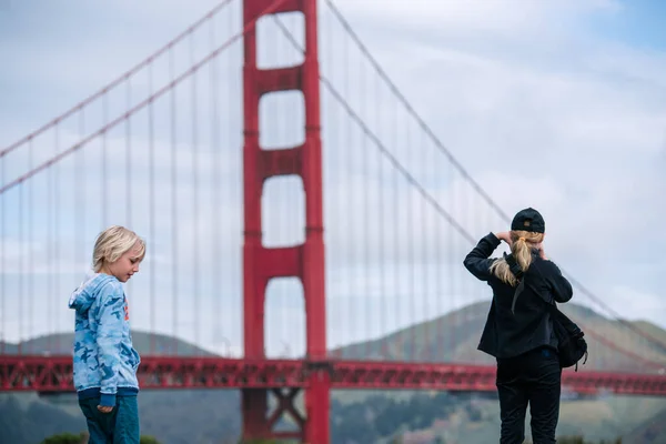 Usa San Francisco Kinder Schauen Auf Die Golden Gate Bridge — Stockfoto