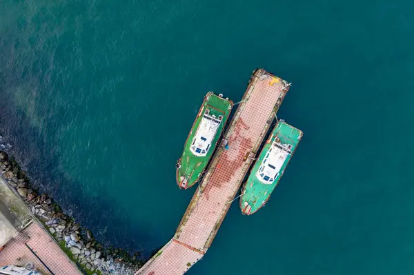 トルコ イスタンブール カディコイ地区の桟橋に係留されたボートの概要 — ストック写真