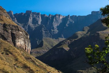 Kraliyet Natal Ulusal Parkı 'nda mavi gökyüzü olan Ampiatre Mountian..