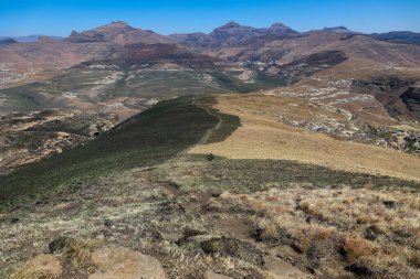 Golden Gate Ulusal Parkı 'ndaki bir dağın tepesinden geniş açılı güzel bir manzara..