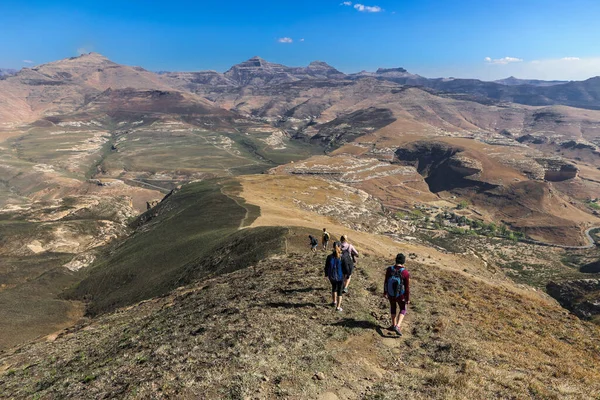 Increíble Vista Panorámica Grupo Excursionistas Caminando Por Montaña Lejos Cámara — Foto de Stock