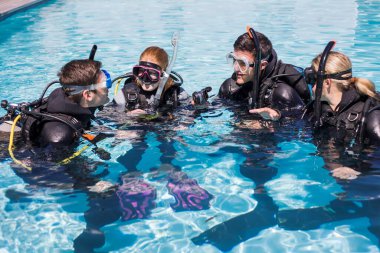 Bir grup öğrenciyle havuzda dalış eğitimi..