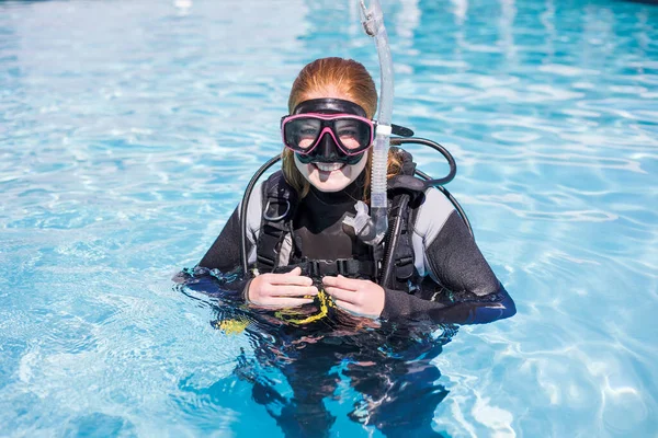 Entraînement Plongée Dans Une Piscine Avec Plongeur Regardant Caméra Avec — Photo