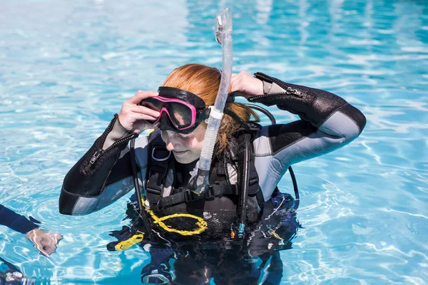 Entraînement Plongée Dans Une Piscine Une Étudiante Portant Son Masque — Photo