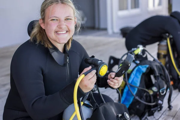 Plongeurs Kitting Vérifier Leur Équipement Fille Regardant Caméra Souriant — Photo