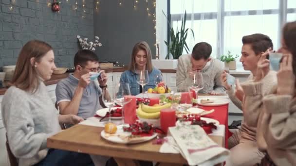 Os amigos bebem vinho. Um dos amigos começou a tossir. O conceito de isolamento e cuidados de saúde. — Vídeo de Stock