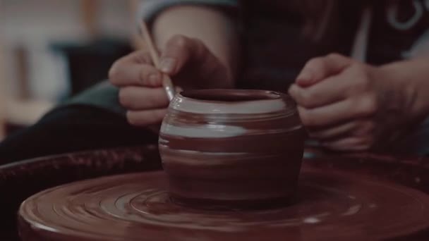 Potter productos de pintura en una cerámica — Vídeos de Stock
